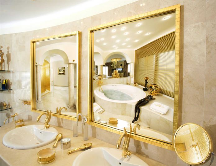 arany kiegészítők a fürdőszobában