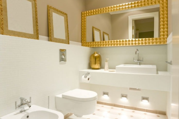 arany kiegészítők a fürdőszobában