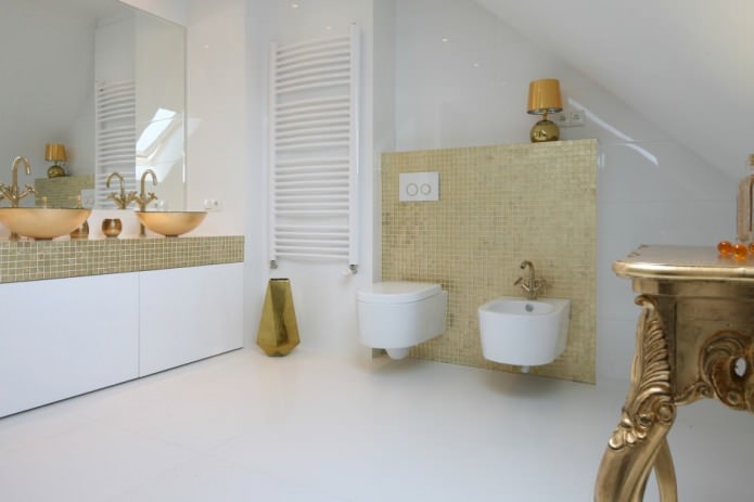 fehér és arany fürdőszoba belső