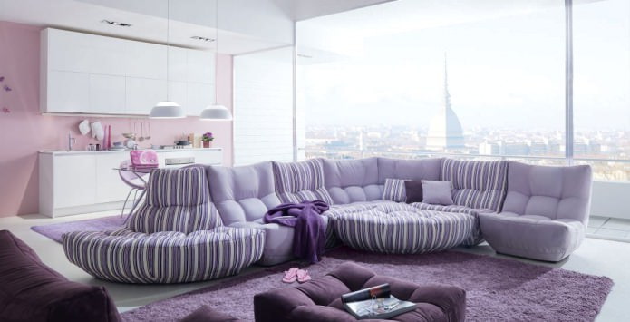 Wohnzimmerdesign in lila Farbe
