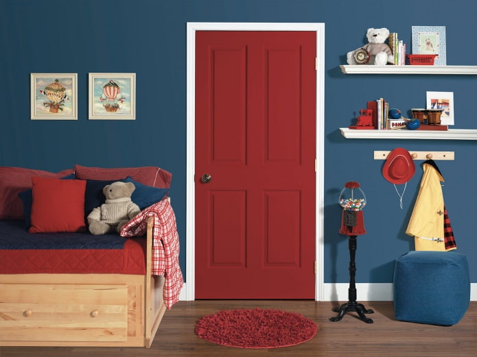 Light skirting board, dark floor, red door