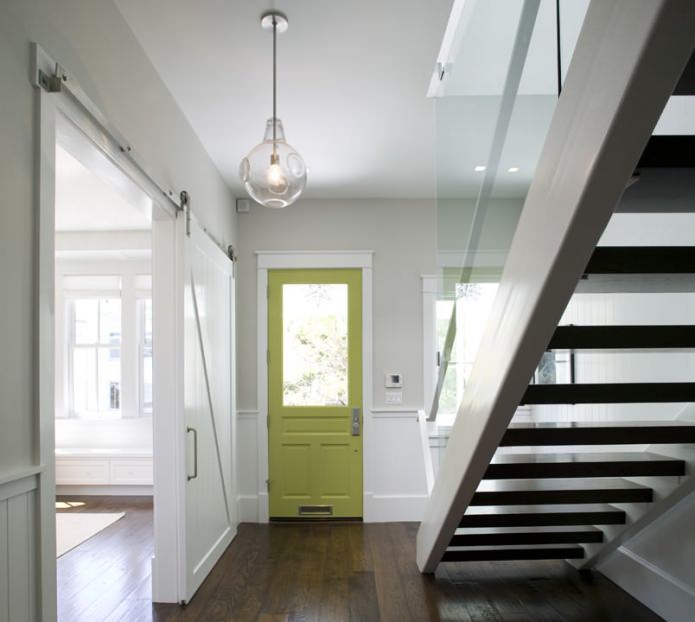 Light skirting board, dark floor, light green door