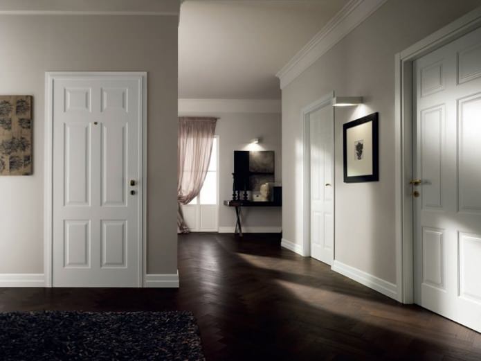 Door and skirting board - light, floor - dark