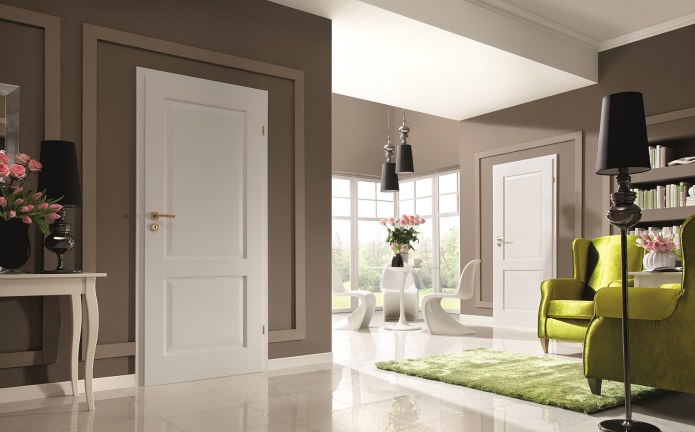 fehér padló, padlólemezek és ajtók
