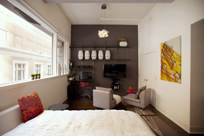 fal, padló és mennyezet színek kombinációja egy keskeny szobában