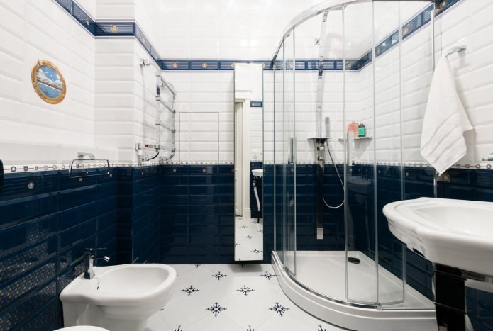 fürdőszoba zuhanyzóval a lakás belsejében klasszikus stílusban