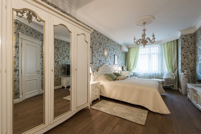 Schlafzimmer im Inneren einer Wohnung im klassischen Stil