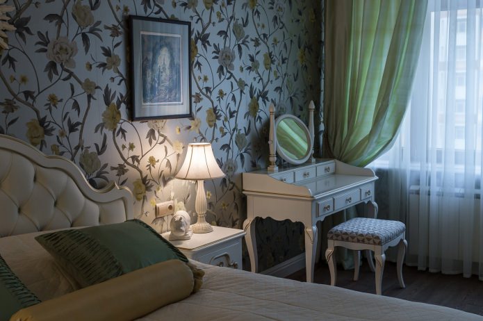 Schlafzimmer im Inneren einer Wohnung im klassischen Stil