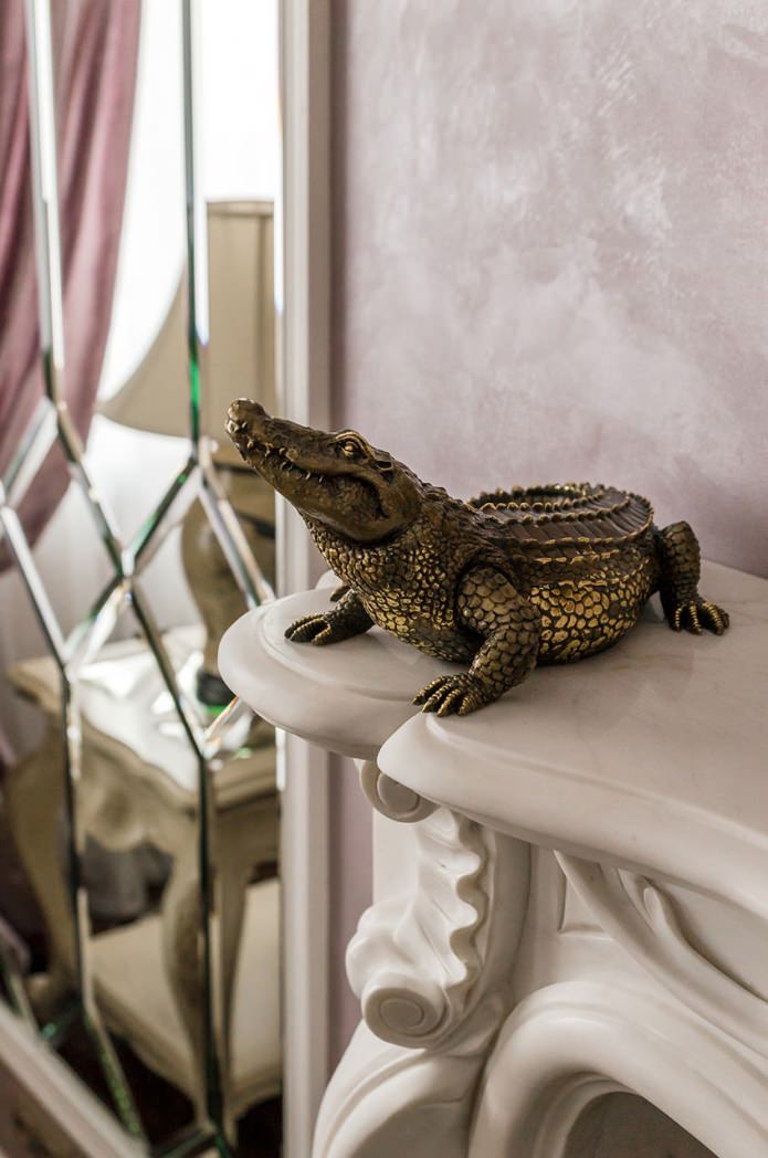 Krokodil aus Bronze im Innenraum