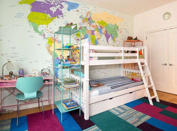 Gestaltung eines Kinderzimmers mit einer Fototapete mit Weltkarte