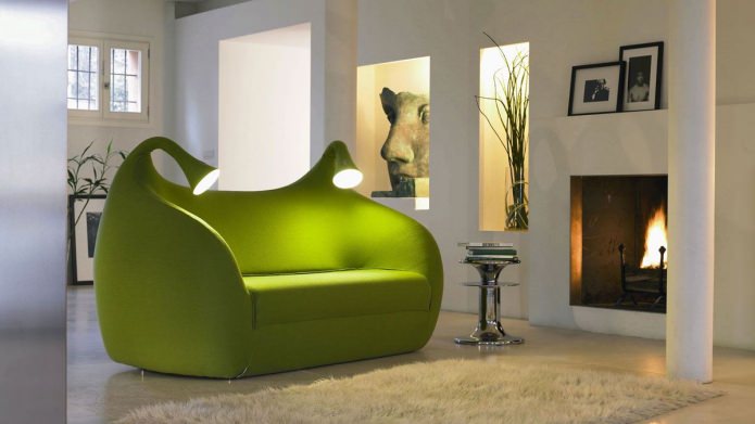 ausgefallenes Sofa im Wohnzimmer in Grüntönen