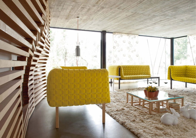 Fotó egy nappalival sárga színben