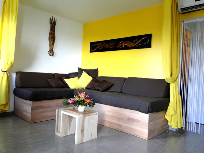 Fotó egy nappalival sárga színben