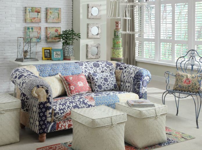 kanapé patchwork stílusban a belső térben