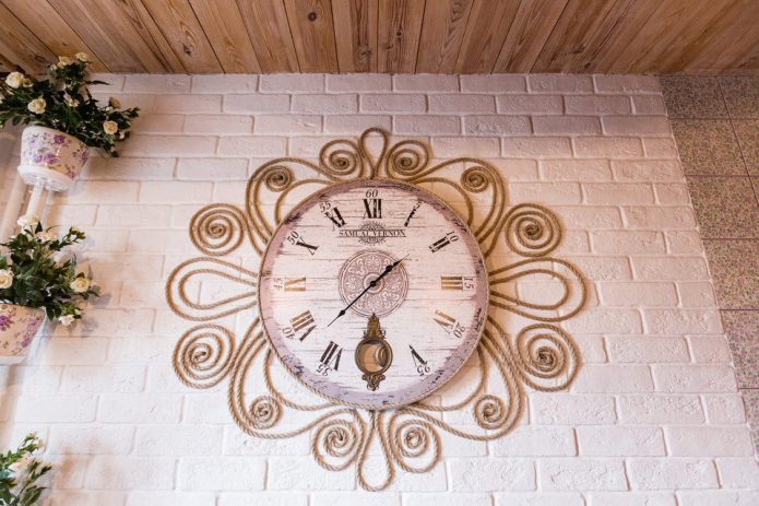 Uhr im Provence-Stil