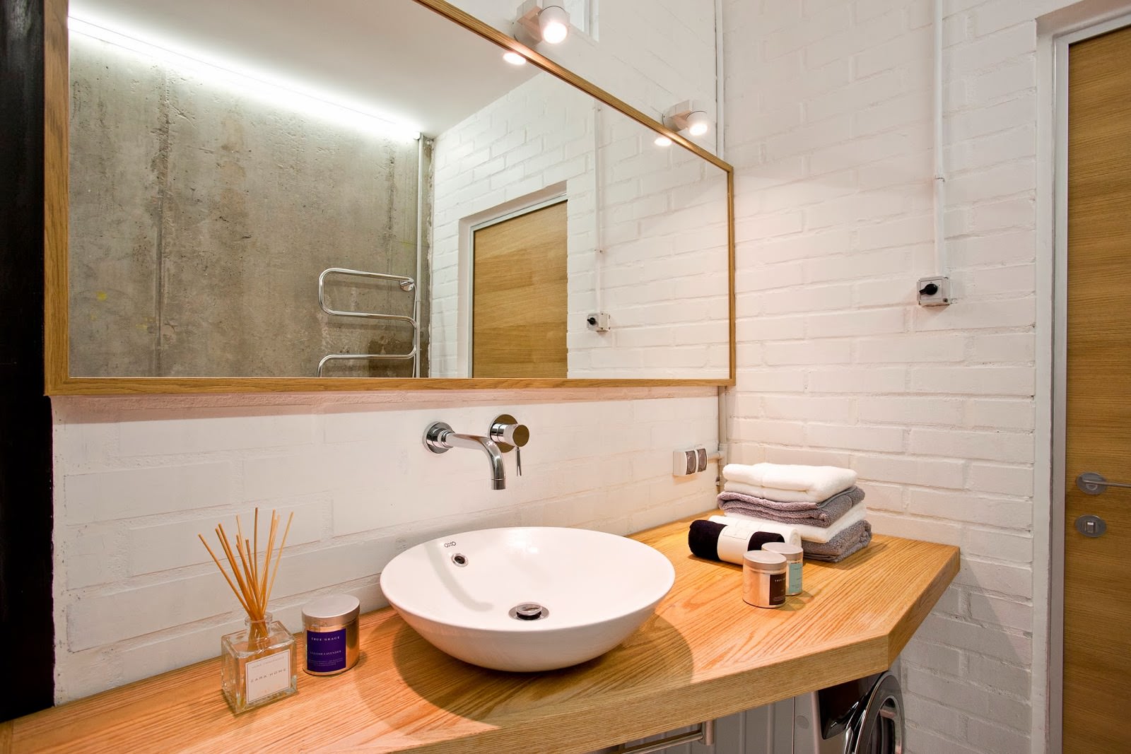 Beton im Inneren einer kreativen Wohnung: Badezimmer