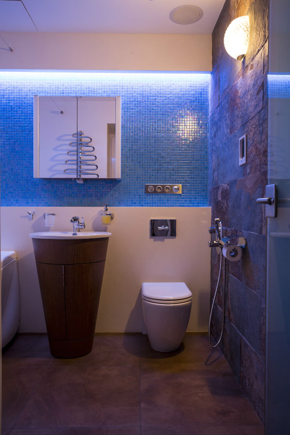 Fürdőszoba egy kétszobás, 43 négyzetméteres lakás kialakításában. m.