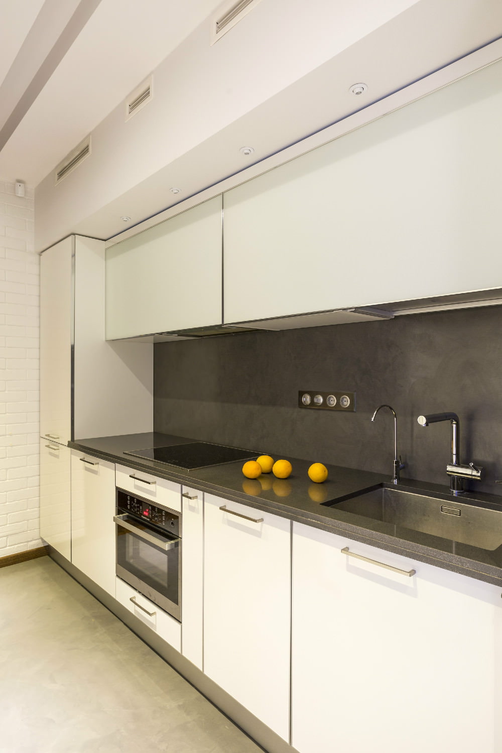 ห้องครัวในการออกแบบอพาร์ทเมนต์สองห้องขนาด 43 ตร.ม. เมตร