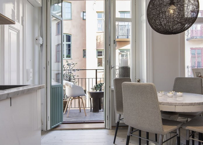 balkonahe sa interior ng Sweden ng isang studio apartment na 34 sq. m