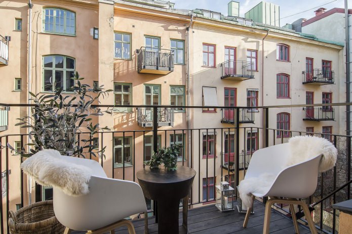 balkonahe sa interior ng Sweden ng isang studio apartment na 34 sq. m