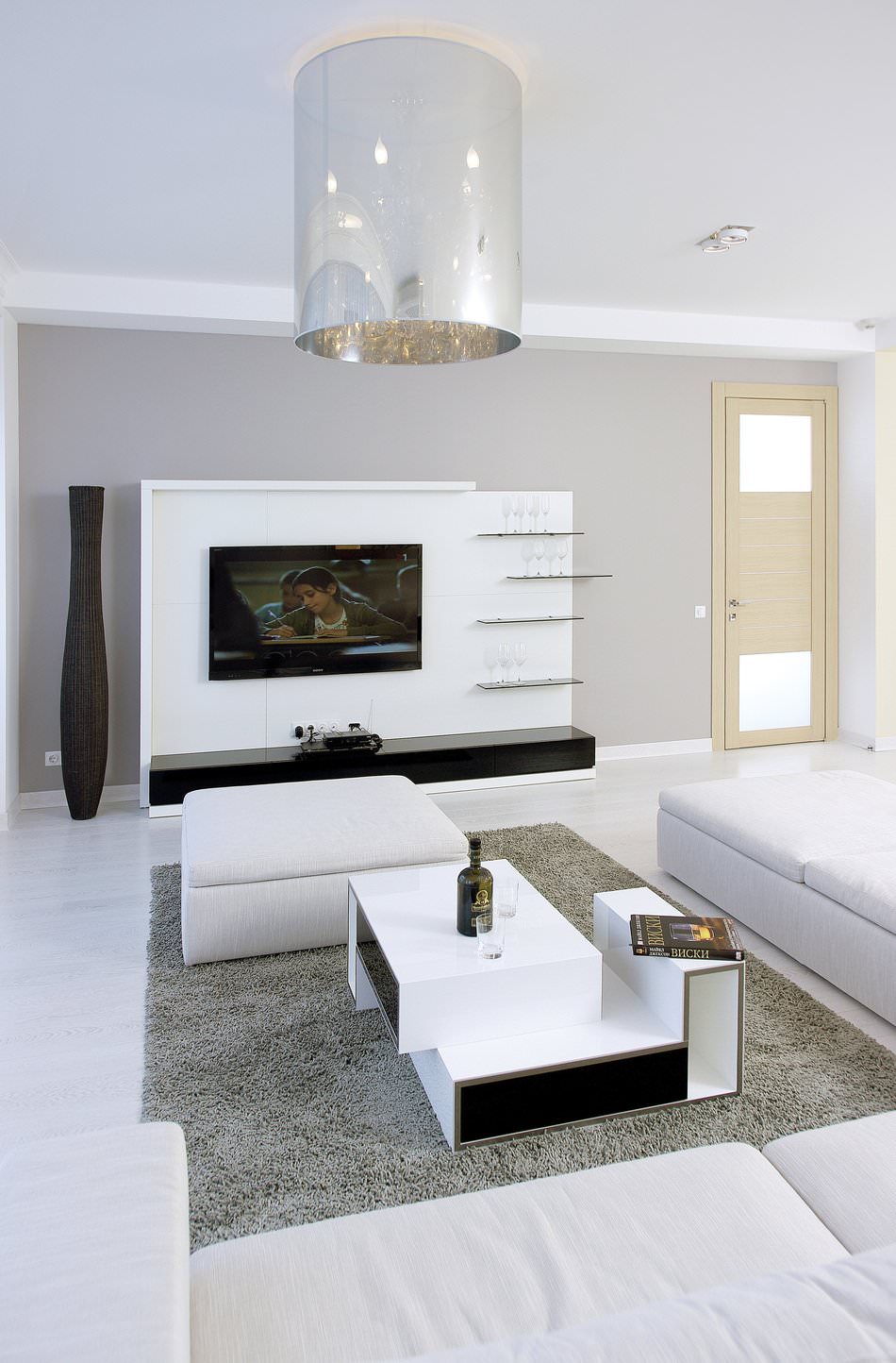Ang modernong disenyo ng panloob na apartment sa estilo ng minimalism
