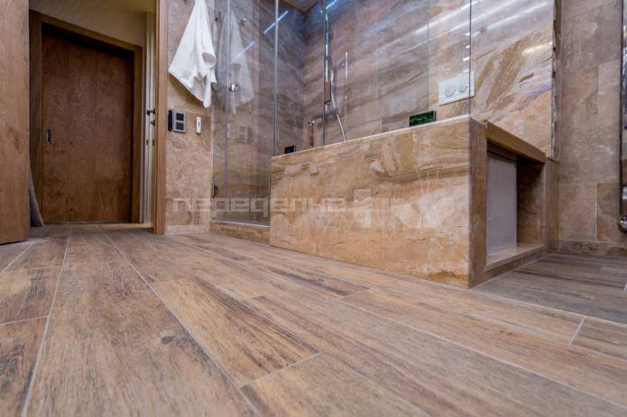 Wood look porcelain floors in the bathroom