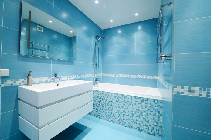 modrý design koupelny v moderním stylu