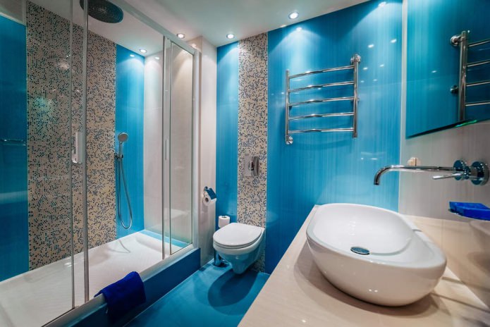 Сочна нијанса плаве боје у унутрашњости купатила