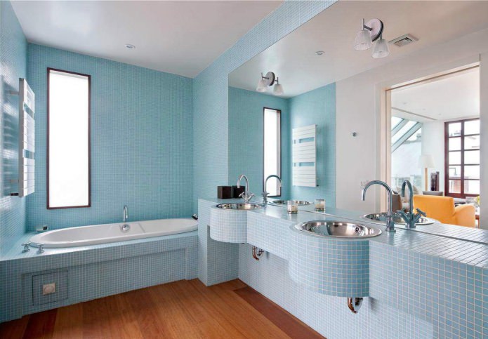 fürdőszoba kialakítása kék mozaikkal