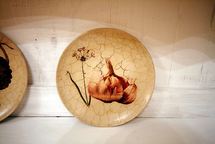 Decorating plates using decoupage technique