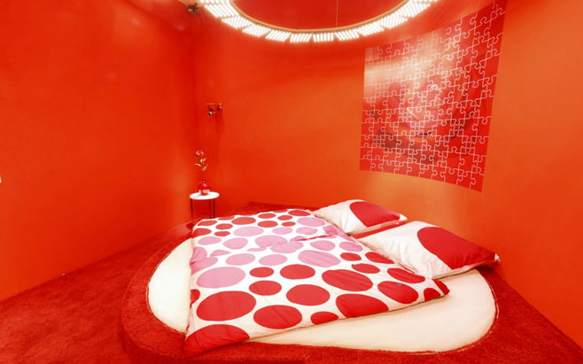 A piros hálószoba fényképe