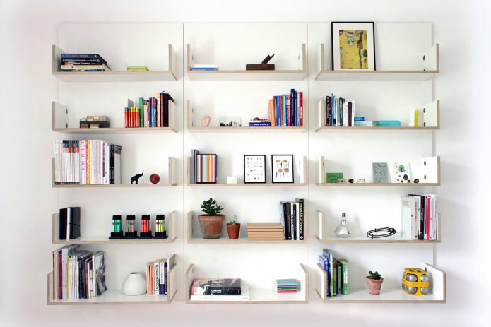 How to arrange decorative elements on shelves and shelves?