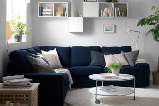 Moderní rohové pohovky v interiéru obývacího pokoje