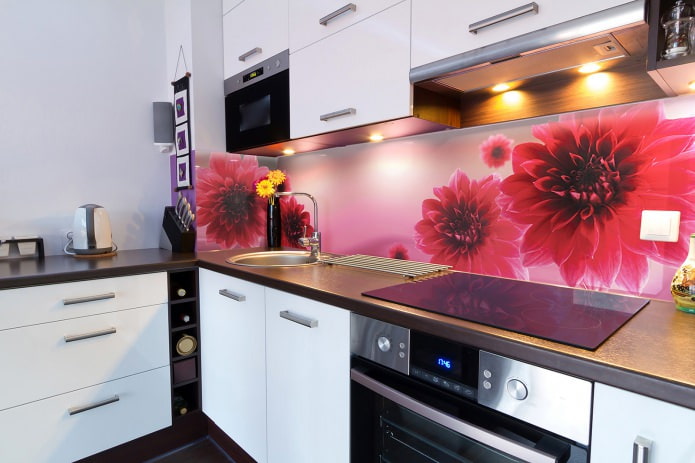 Küchenschürze mit Blumen: Designmerkmale, Materialarten