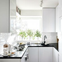 Fehér konyha kialakítása fekete pulttal: 80 legjobb ötlet, fotó a belső térben-24