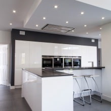 การออกแบบห้องครัวสีขาวพร้อมเคาน์เตอร์สีดำ: 80 ไอเดียที่ดีที่สุด ภาพถ่ายภายใน-17