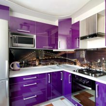Љубичаста гарнитура у кухињи: дизајн, комбинације, избор стила, тапете и завесе-9