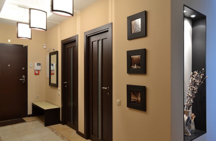 Sötét ajtók a belső térben: kombináció a padló, a falak, a bútorok színével (60 fotó)