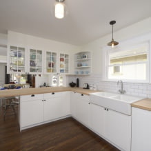 Fehér konyha fa pulttal: 60 modern fotó és tervezési lehetőség-17