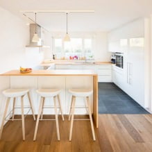 Weiße Küche mit Holzarbeitsplatte: 60 moderne Fotos und Gestaltungsmöglichkeiten-13