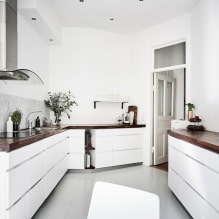 Fehér konyha fa pulttal: 60 modern fotó és tervezési lehetőség - 21