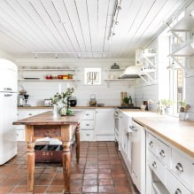 Weiße Küche mit Holzarbeitsplatte: 60 moderne Fotos und Gestaltungsmöglichkeiten-3