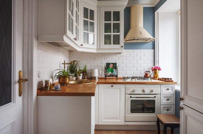 ห้องครัวสีขาวพร้อมเคาน์เตอร์ไม้: 60 รูปและการออกแบบที่ทันสมัย