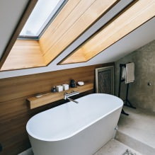 Fürdőszoba kialakítása a tetőtérben: befejező jellemzők, szín, stílus, függönyválasztás, 65 fotó-3