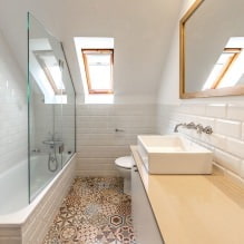 Tetőtéri fürdőszoba kialakítása: befejező jellemzők, szín, stílus, függönyválasztás, 65 fotó-14