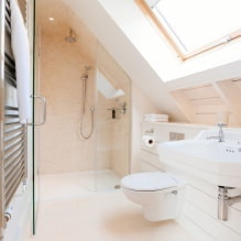 Fürdőszoba kialakítása a tetőtérben: befejező jellemzők, szín, stílus, függönyválasztás, 65 fotó-10