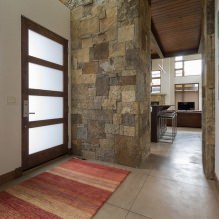 Kő a folyosó belsejében: dekoráció jellemzői, típusai, színei, stílusai és kombinációi-0