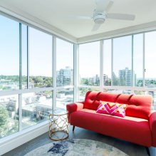 Rotes Sofa im Innenraum: Typen, Design, Kombination mit Tapeten und Vorhängen-17