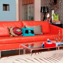 Piros kanapé a belső térben: típusok, kialakítás, tapétával és függönyökkel kombináció-19