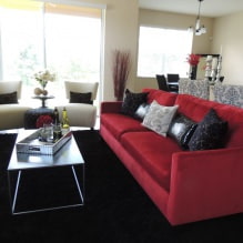 Piros kanapé a belső térben: típusok, kialakítás, tapétával és függönyökkel kombináció-6